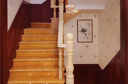 虞城中式别墅室内汉白玉石楼梯的定制安装装饰效果